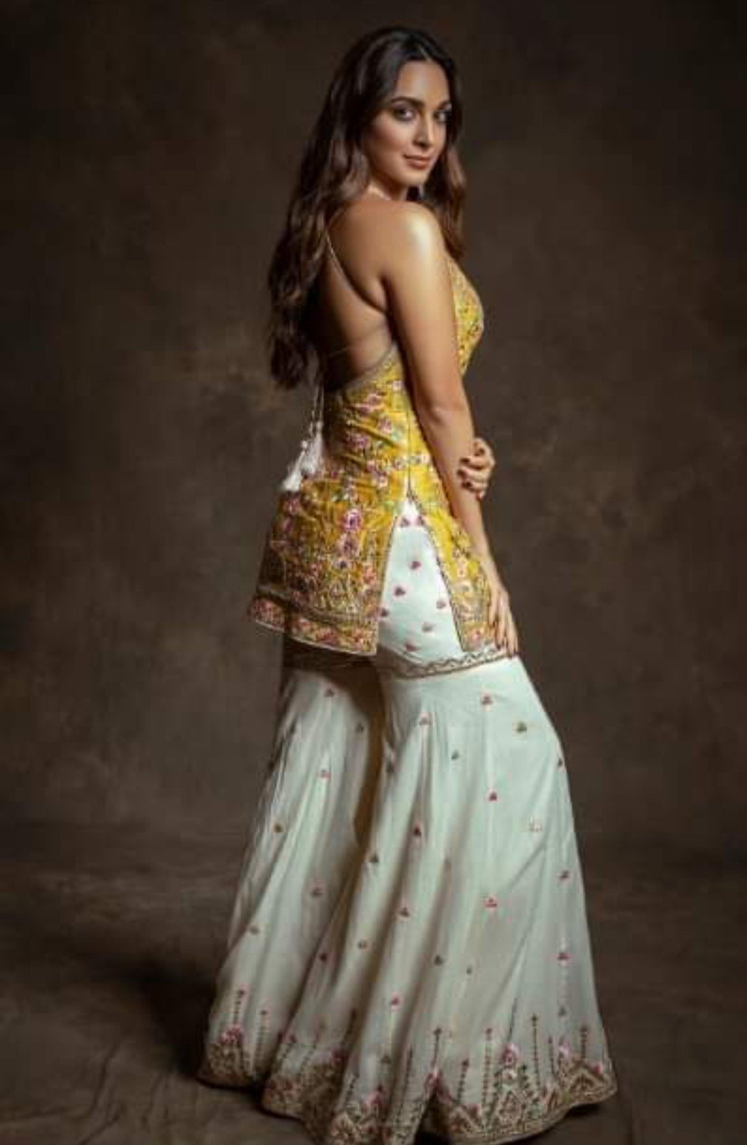 Kiara Advani in a yellow sahara - Image 3