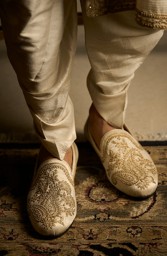 Cream Raw Silk Embroidered Sherwani Set With Juttis & Stole - Image 3