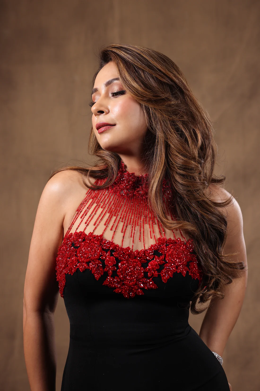 Black color party wear gown - Image 2