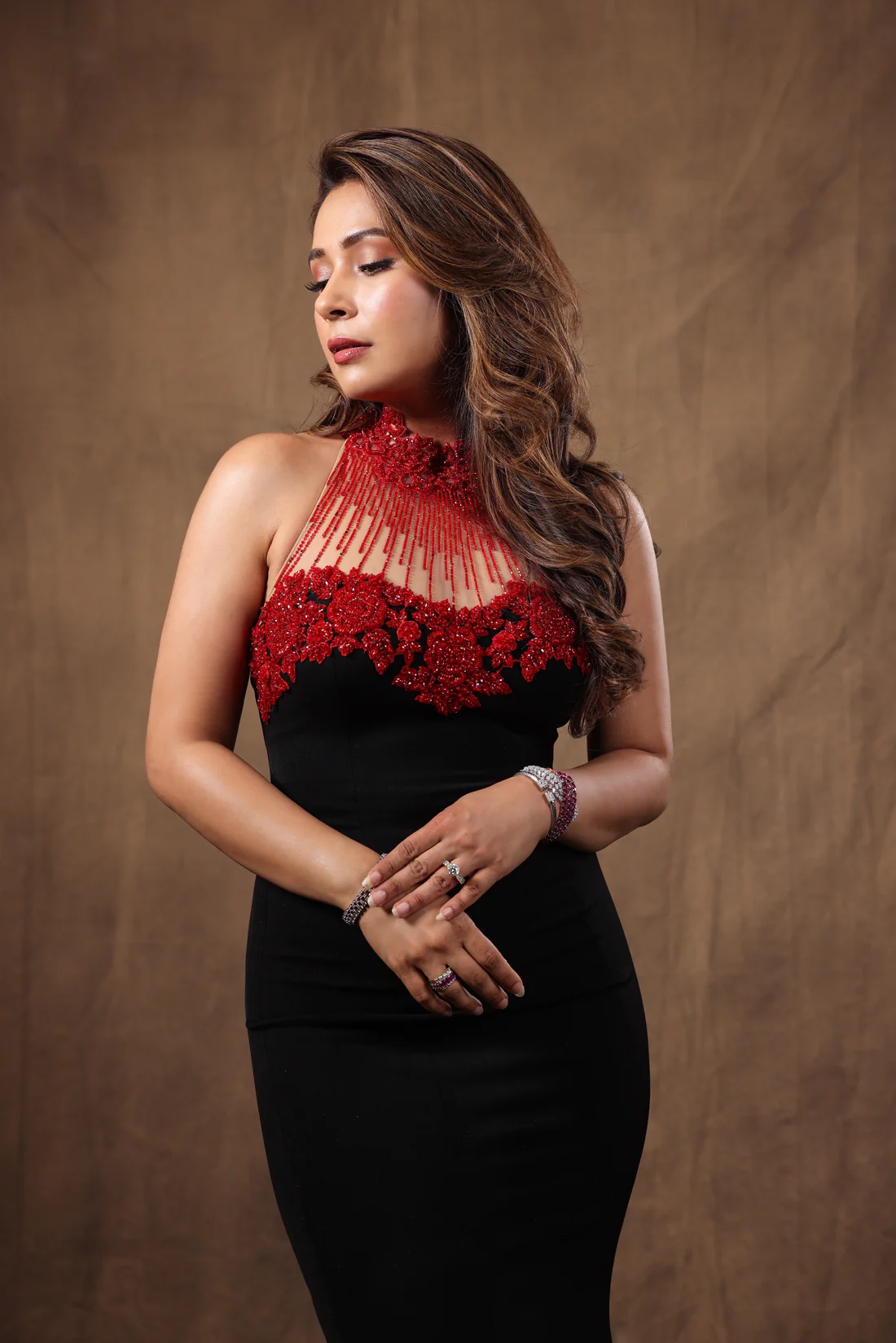Black color party wear gown - Image 4