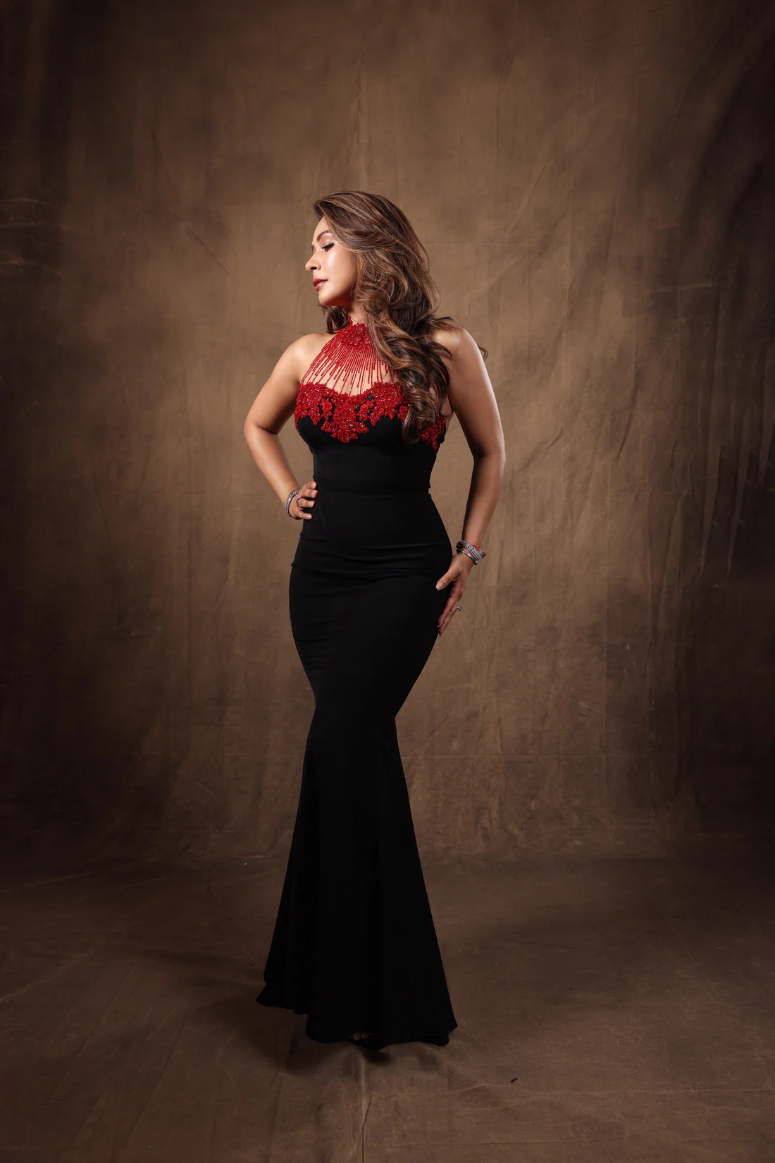Black color party wear gown - Image 5